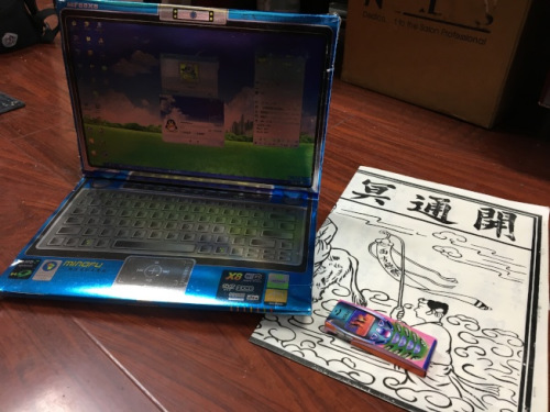 隨著科技日新月異，華人在舉辦殯葬祭奠儀式上，會為逝者準(zhǔn)備紙扎計算機、手機與冥界路條都不可少。（記者啟鉻／攝影）