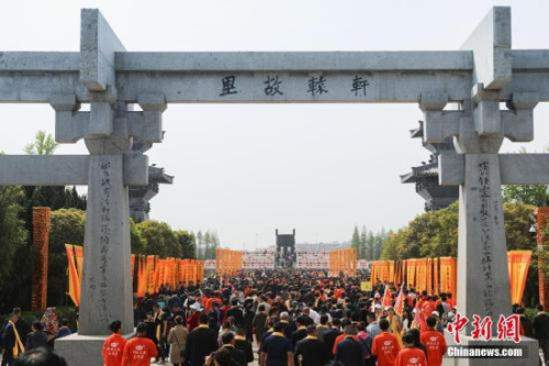 4月7日，農(nóng)歷三月初三，己亥年黃帝故里拜祖大典典禮在鄭州舉行，來自40多個(gè)國家和地區(qū)的近萬華人代表出席。王中舉 攝