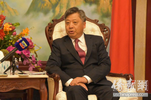 中國駐休斯敦總領(lǐng)館李強(qiáng)民總領(lǐng)事介紹有關(guān)電信詐騙的防范措施，他特別強(qiáng)調(diào)，案發(fā)24小時(shí)之內(nèi)還有追回錢款的可能(美國僑報(bào)記者陳琳攝)