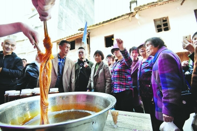 林傳星的麥芽糖吸引眾多游客前來品嘗與購(gòu)買。
