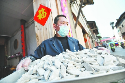 林傳星手工制作的花生餡麥芽糖是當(dāng)天最好賣的一種。