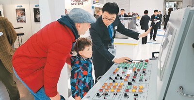 在2019年德國“寶馬展”中鐵裝備展區(qū)內(nèi)，工作人員利用三維虛擬仿真操作系統(tǒng)向參觀者講解展出的盾構(gòu)機(jī)原理和結(jié)構(gòu)。