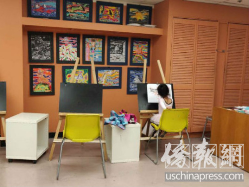 小女孩在中文學(xué)校內(nèi)學(xué)畫畫。（美國《僑報(bào)》/李青蔚 攝)