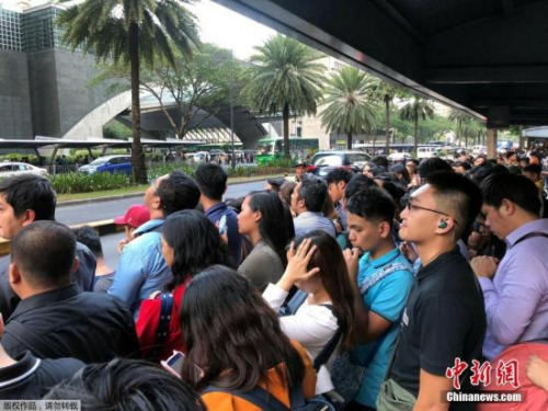當(dāng)?shù)貢r間4月22日，菲律賓發(fā)生地震，馬卡蒂市民眾紛紛撤出建筑物，走上街頭避難。