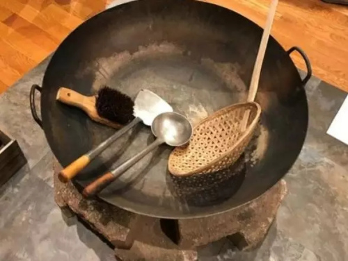 　華工修建鐵路時(shí)的炒菜大鍋。(美國(guó)《世界日?qǐng)?bào)》/黃惠玲 攝)