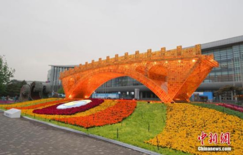 資料圖：4月18日晚，北京奧林匹克公園內(nèi)的“絲路金橋”主題景觀點(diǎn)亮燈光。<a target='_blank' >中新社</a>記者 賈天勇 攝