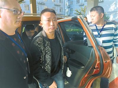　圖為2018年10月31日早7時(shí)，吳云被辦案人員押解回資陽區(qū)。 (資料圖片)