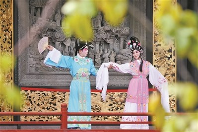 粵劇私伙局在廣州粵劇藝術(shù)博物館廣福臺(tái)上表演。廣州日?qǐng)?bào)全媒體記者莫偉濃攝