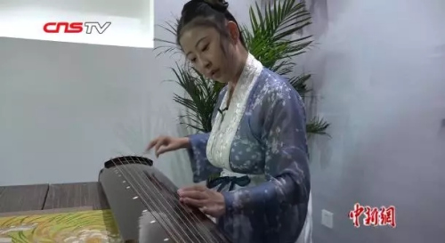 皇甫月驊穿漢服彈古琴。來源：中新視頻截圖