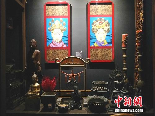 “我非常喜歡北京，喜歡后海，尤喜古董店。”曾經(jīng)行走世界，踏訪亞洲各國的希金斯說：“在我的眼中，古老的也是時尚的；東西方文明始終相互吸引、對話、融合，不曾中斷?！备咛熵?通訊員) 攝