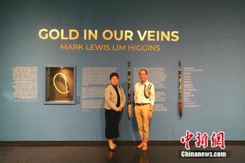 策展人、菲律賓藝術(shù)家馬克·劉易斯·林·希金斯(MARK LEWIS LIM HIGGINS)接受<a target='_blank' >中新社</a>記者采訪。高天胤(通訊員) 攝