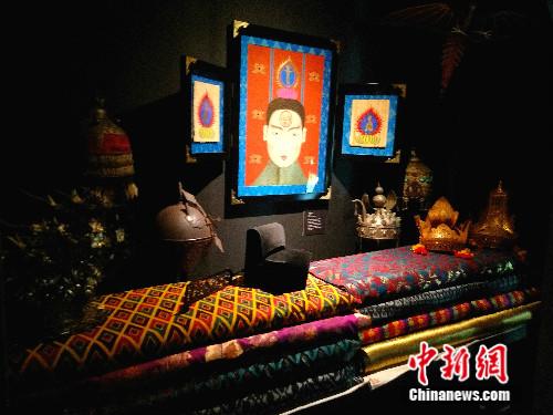 希金斯希望以這個展覽印證亞洲各國文明“你中有我，我中有你”，對話與融合是幾千來流淌在亞洲文明血液里的金子。 圖為展覽中體現(xiàn)亞洲各國文明元素的藝術(shù)品。高天胤(通訊員) 攝