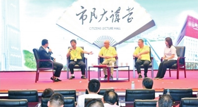 “漢派講解鐵三角”魏漢奎、余義未、鄭東武(從左至右)做客市民大講堂。長江日報(bào)記者劉斌 攝