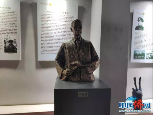 騎樓老街文化展示館何達(dá)啟塑像。 吳侃 攝