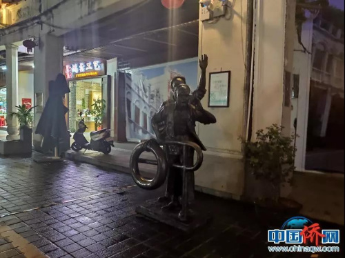 老街上的雕塑“下南洋”。吳侃 攝