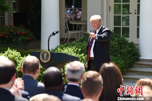 圖為特朗普在白宮玫瑰園發(fā)表講話。<a target='_blank' >中新社</a>記者 陳孟統(tǒng) 攝