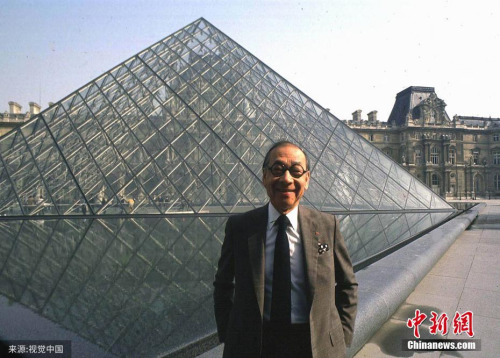 　圖為1989年3月3日，法國(guó)巴黎，建筑大師貝聿銘在他設(shè)計(jì)建造的盧浮宮金字塔前留影。