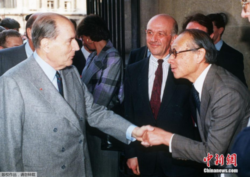 圖為1989年3月29日，法國(guó)前總統(tǒng)密特朗(左)在出席巴黎盧浮宮金字塔開幕式時(shí)與貝聿銘(右)握手。