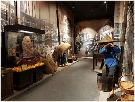 “飄洋過(guò)海，落戶他鄉(xiāng)”展區(qū)。清末時(shí)期，移民潮下南洋的時(shí)候，很多華人先輩從碼頭登陸，最初的工作也是在碼頭。（圖片來(lái)自華人博物館）