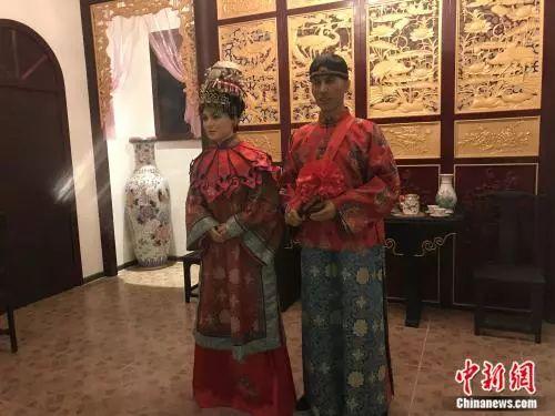 中國(guó)華僑歷史博物館展出的新婚的峇峇和娘惹實(shí)景。何路曼 攝
