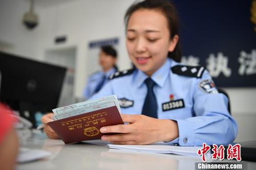 資料圖：工作人員辦理戶籍業(yè)務(wù)。<a target='_blank' >中新社</a>記者 劉冉陽 攝