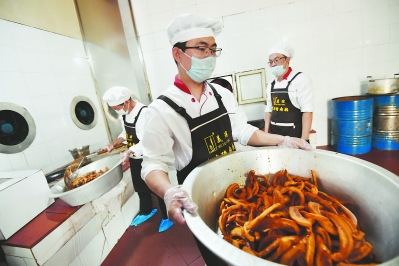 把肉條炸至金黃色且漂浮油面之上，方可起鍋，再盛于大盆放涼。