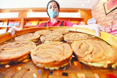 金黃香濃的“美瓊?cè)馄伞彼查g充斥著整個味蕾，吸引不少海外僑胞、臺胞及游人前往品嘗。
