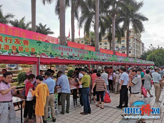 圖為集市活動(dòng)現(xiàn)場(chǎng)。　黃良策　攝