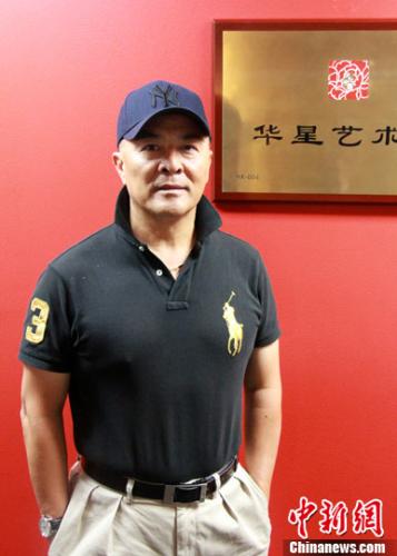 資料圖片：余俊武先生在華星藝術(shù)團(tuán)牌前。<a target='_blank' >中新社</a>記者 眭黎曦 攝