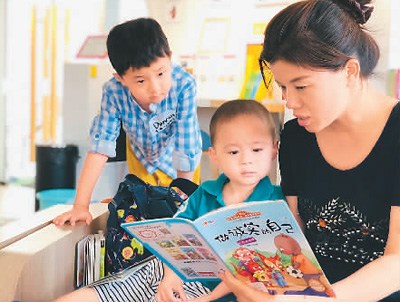 　兒童圖書館內(nèi)，家長正在為孩子閱讀繪本。 　　本報記者 孫亞慧 攝
