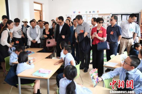 圖為5月30日，代表團(tuán)一行參觀位于福州濱海新城的融僑賽德伯學(xué)校?！埍?攝