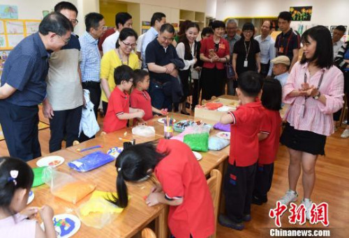 圖為5月30日，代表團(tuán)一行參觀位于福州濱海新城的融僑賽德伯學(xué)校?！埍?攝