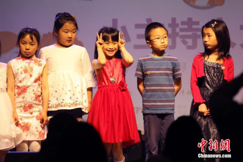 當(dāng)?shù)貢r(shí)間6月9日，一位小選手在加拿大多倫多參加華文媒體加拿大新動(dòng)力傳媒集團(tuán)主辦的小主持人大賽時(shí)展露開心表情。該項(xiàng)賽事最終從40余名參賽小選手中為加拿大首檔中文少兒電視節(jié)目《海貍家族》評(píng)選出首批15名小主持人。<a target='_blank' >中新社</a>記者 余瑞冬 攝