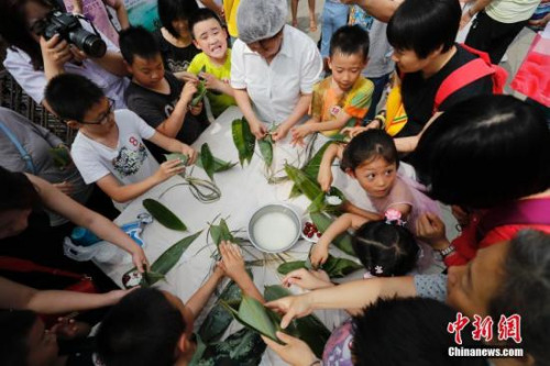 資料圖：端午假期，游客參與包粽子活動(dòng)。<a target='_blank' >中新社</a>記者 杜洋 攝