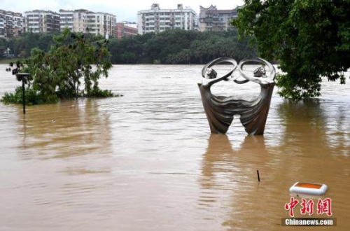  6月10日凌晨起，福建三明普降暴雨，受持續(xù)強(qiáng)降雨影響，市區(qū)多個(gè)小區(qū)出現(xiàn)山體滑坡、內(nèi)澇情況。一些小區(qū)路面整體被淹，低洼地帶的水深近兩米，不少車(chē)輛被淹沒(méi)頂，部分學(xué)校停課。經(jīng)過(guò)多部門(mén)緊張搶修，目前市內(nèi)積水已退，市政等部門(mén)正抓緊清理淤泥垃圾，居民也陸續(xù)返回家中開(kāi)始清理被淹物品。自6月6日以來(lái)的強(qiáng)降雨過(guò)程重創(chuàng)福建，已導(dǎo)致三明、南平、龍巖3市共7萬(wàn)余人受災(zāi)。張斌 攝 