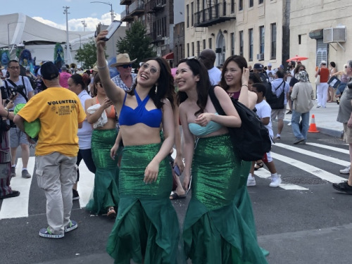 紐約上萬民眾精心打扮前來參與美人魚游行。(美國《世界日報》/顏潔恩 攝)