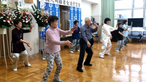 慰靈太極拳。（日本《中文導(dǎo)報(bào)》）
