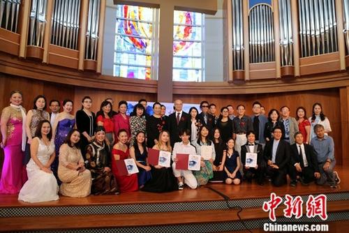 資料圖：當?shù)貢r間6月15日，2019年“文化中國·水立方杯”海外華人中文歌曲大賽休斯敦賽區(qū)選拔賽在美國休斯敦舉行。圖為參賽選手、頒獎嘉賓及志愿者等在賽后合影。<a target='_blank' >中新社</a>記者 曾靜寧 攝