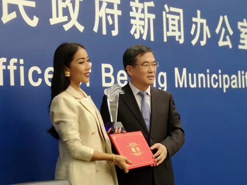 圖為北京市人民政府僑務(wù)辦公室主任劉春鋒為吉克雋逸頒發(fā)推廣大使聘書及獎(jiǎng)杯。劉勇 攝
