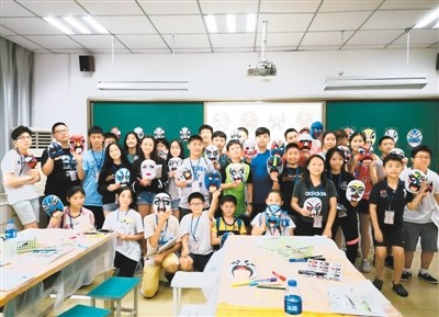 繪制臉譜課上，孩子們完成了一張張色彩斑斕、造型夸張的臉譜。(薛景文攝)