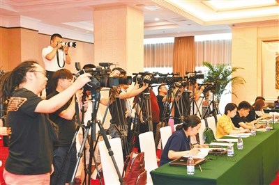 七月三日，公安部在北京召開新聞發(fā)布會通報出臺支持海南全面深化改革開放政策措施，吸引了國內(nèi)外眾多媒體關(guān)注。 本報記者 良子 通訊員 菅元凱 攝
