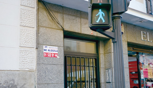 馬德里市中心一處住宅樓門前，張貼著住宅招租廣告。（歐洲時報/孔慶銳 攝）