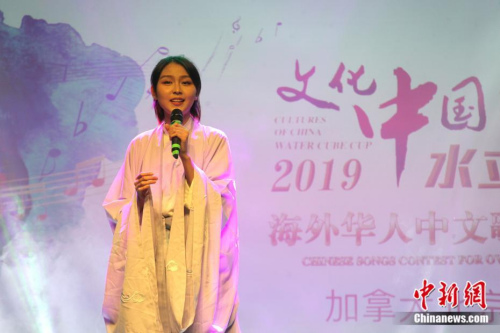 2019年加拿大多倫多賽區(qū)優(yōu)勝選手、獲青少年組第一名的劉閱徉在比賽中演唱?！∮嗳鸲z