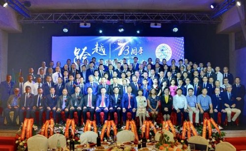 出席慶典活動(dòng)的領(lǐng)導(dǎo)和米蘭華僑華人工商會(huì)第十一屆理事會(huì)會(huì)長團(tuán)合影。（圖片來源：歐聯(lián)社 趙建斌/攝）