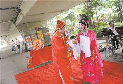 廣州沙面的引橋下成了大戲臺(tái)，每周四大戲準(zhǔn)時(shí)上演，這是正在演出的蓮姐與玉姐的折子戲。