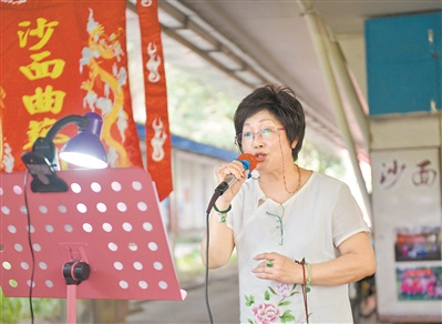 沙面粵劇曲藝團(tuán)盧美云現(xiàn)場(chǎng)唱戲。