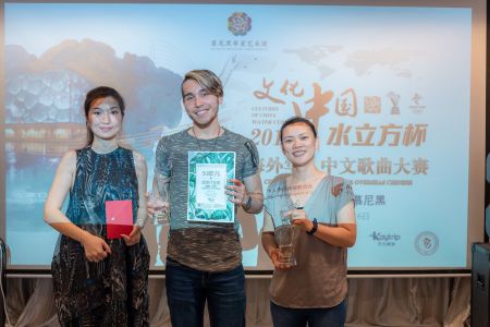 成人組第一名李亞德(中)，第二名鐘曉(右)和第三名褚格格(左)