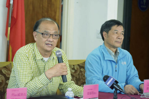 華商總會會長張福明(左)及寧陽總會館主席黃楚文聽取華人小區(qū)的意見心聲。(圖片來源：美國《世界日報》記者李秀蘭 攝)