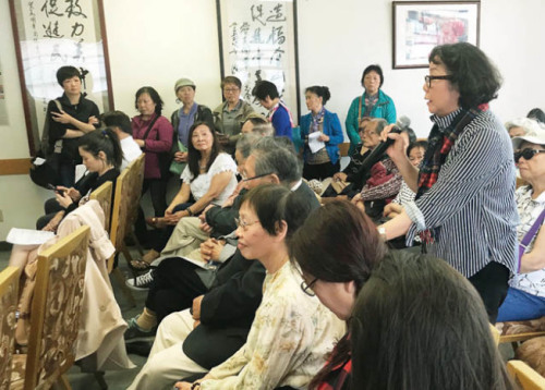 參加會議的鄭瑪莉(右面站立者)及許多華裔踴躍發(fā)言，分享心情。(圖片來源：美國《世界日報》記者李秀蘭 攝)