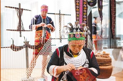 非遺傳承人王亞菊在省博展示黎族刺繡。本報記者 宋國強 攝